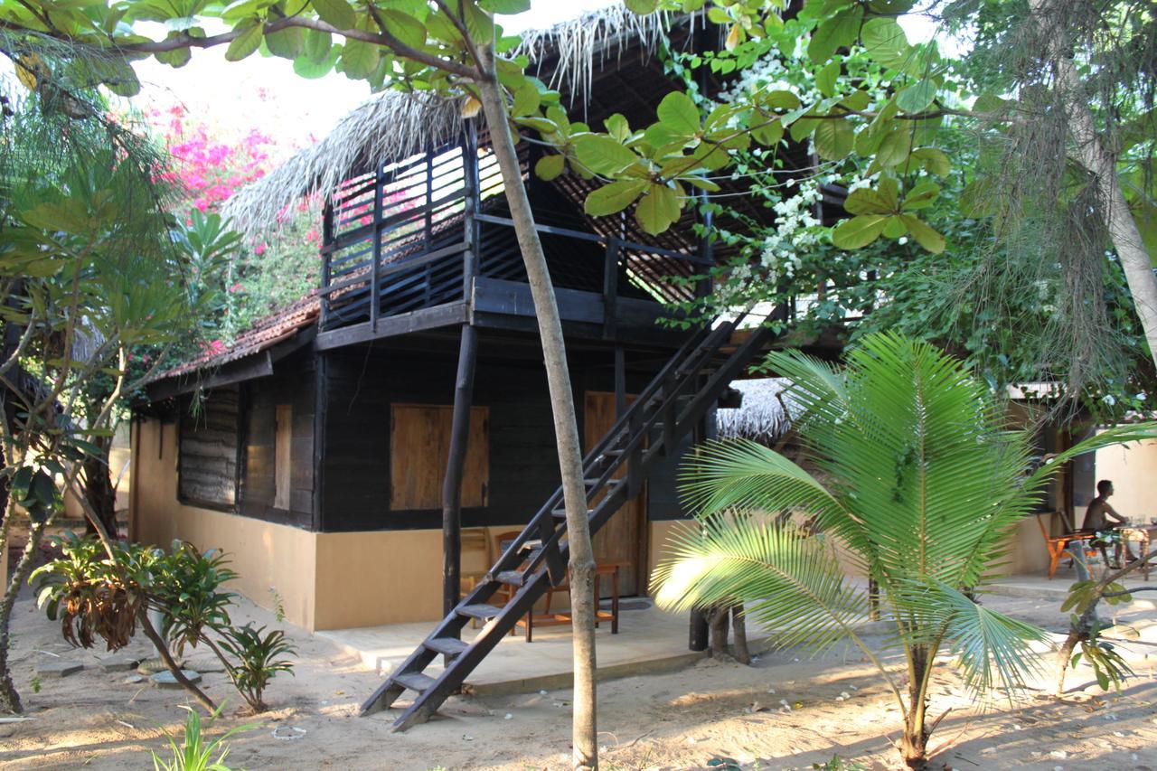 Hotel Galaxy Lounge à Baie d'Arugam Extérieur photo